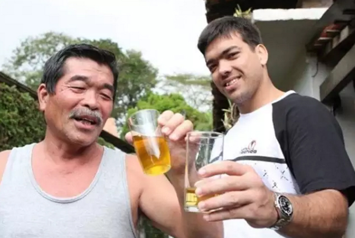 lyoto machida bebendo urina